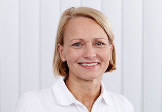 Dr. Antje Engemann-Meyer l&auml;chelt in die Kamera.