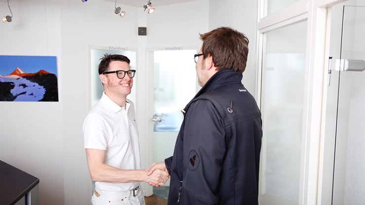 Dr. Meyer begr&uuml;&szlig;t seinen Patienten.