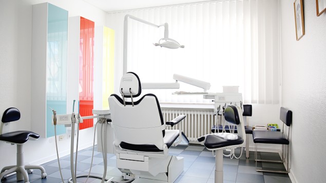 Modern eingerichtetes Behandlungszimmer in der Zahnarztpraxis.