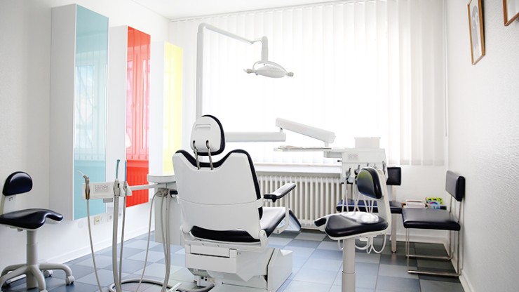 Modern eingerichtetes Behandlungszimmer in der Zahnarztpraxis.