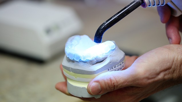 Im eigenen Labor in der Zahnarztpraxis wird mit h&ouml;chster Pr&auml;zision gearbeitet.