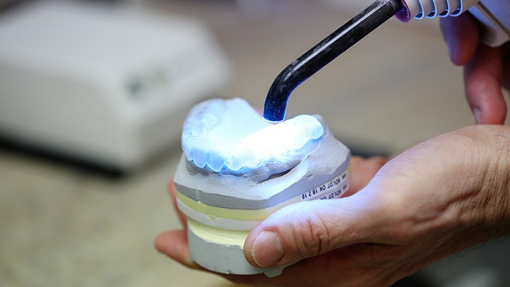 Im eigenen Labor in der Zahnarztpraxis wird mit h&ouml;chster Pr&auml;zision gearbeitet.