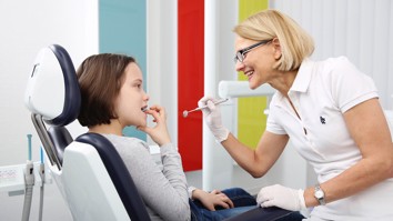 Dr. Engemann-Meyer behandelt eine junge Patientin.