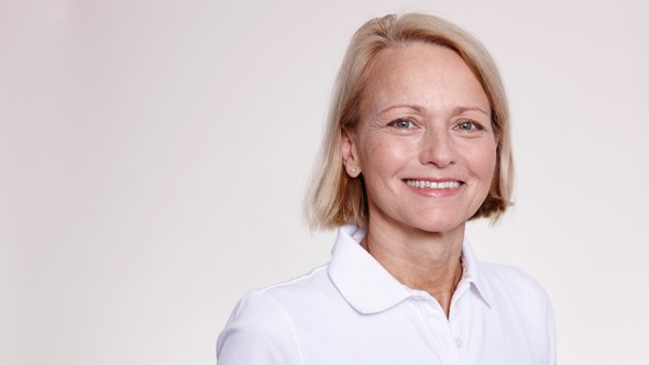 Die D&uuml;sseldorfer Zahn&auml;rztin Dr. Antje Engemann-Meyer schaut l&auml;chelnd in die Kamera.