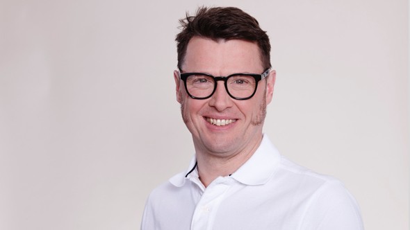 Der D&uuml;sseldorfer Zahnarzt Dr. Reinhold. S. Meyer schaut l&auml;chelnd in die Kamera.