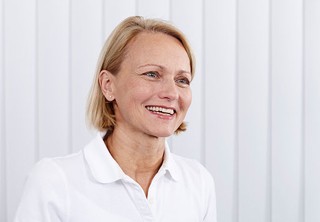 Die Zahn&auml;rztin Dr. Antje Engemann-Meyer in Ihrer Praxis in D&uuml;sseldorf.
