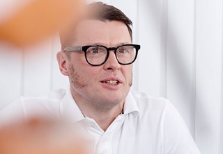 Dr. Meyer in seiner Praxis in D&uuml;sseldorf.