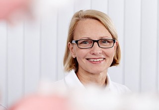 Dr. Antje Engemann-Meyer l&auml;chelt in die Kamera.