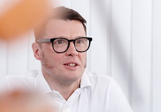 Dr. Meyer in seiner Praxis in D&uuml;sseldorf.