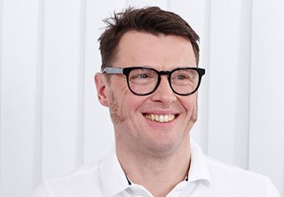 Dr. Meyer in seiner Praxis in D&uuml;sseldorf.