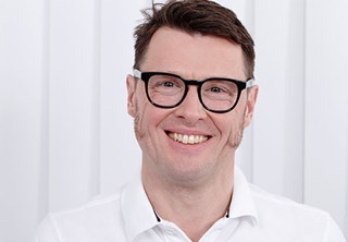 Dr. Meyer in seiner Praxis in D&uuml;sseldorf.