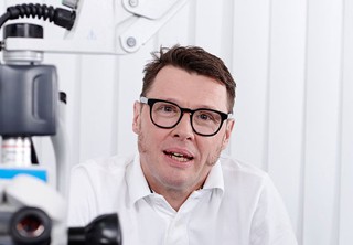 Dr. Meyer in seiner Praxis in D&uuml;sseldorf.